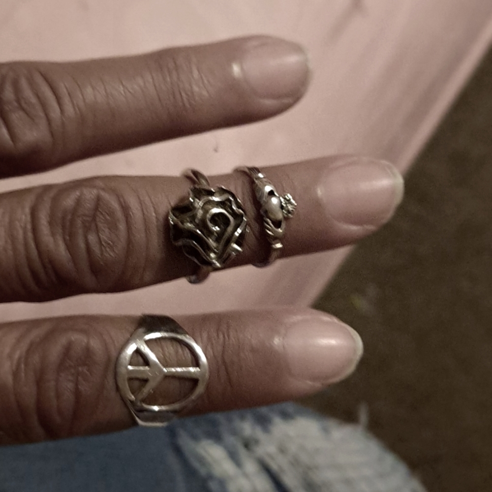 2 sliver  rings  one's  roses,  hand in heart ,crown